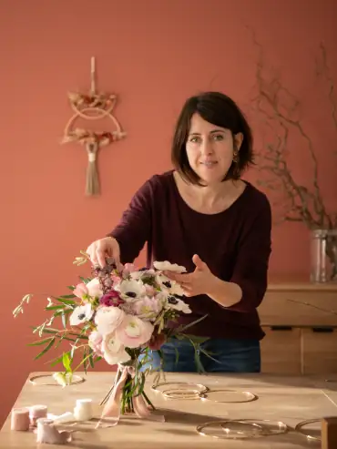 Fleuriste qui réalise des compositions florales champêtres pour changer des roses, pivoines, tulipes d'Interflora, Monceau ou Aquarelle autour de Gorges.