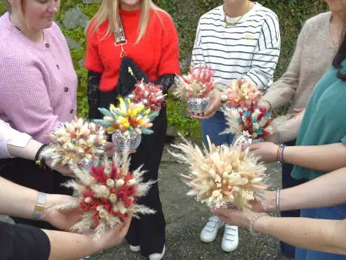 Atelier cr2atif autour de Nantes, Vertou, Clisson ou Gétigné. Une activité pour EVJF, anniversaire originale avec des fleurs champêtres de saison et locales.